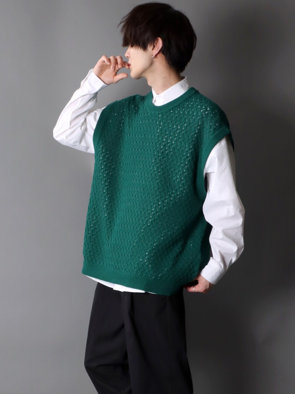 「ニット、ニットコーデ、ニットベスト、ニットベスト×シャツ、ベスト、ベスト×シャツ、グリーン、SITRY」｜「SITRYのOpenwork knitting vest/透かし編み ニットベスト（ベスト、グリーン系）」を使った、狩野 博文さん（メンズ・178cm）の冬コーディネートの1枚目の写真