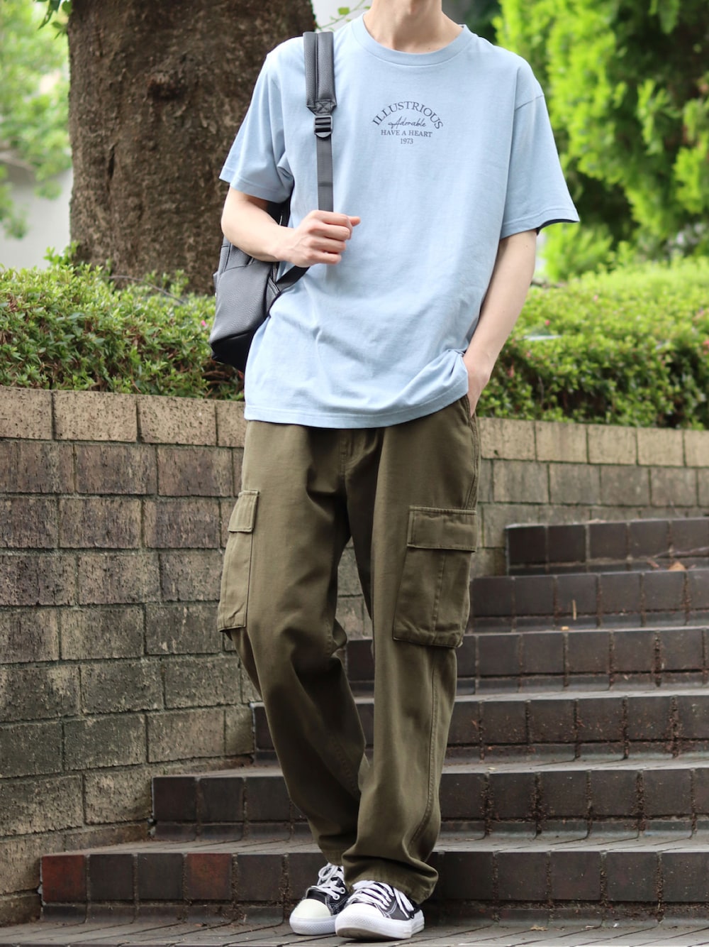 「お出かけコーデ、WEARyouthコーデ、アツいコーデ全部見せ、カーゴパンツ、コンバース、リュック、夏コーデ、フェススタイル、SITRY」｜「SITRYのハート ロゴ プリント Tシャツ/ heart logo print  T-shirt（Tシャツ/カットソー、ブルー系）」を使った、狩野 博文さん（メンズ・178cm）の夏コーディネートの1枚目の写真