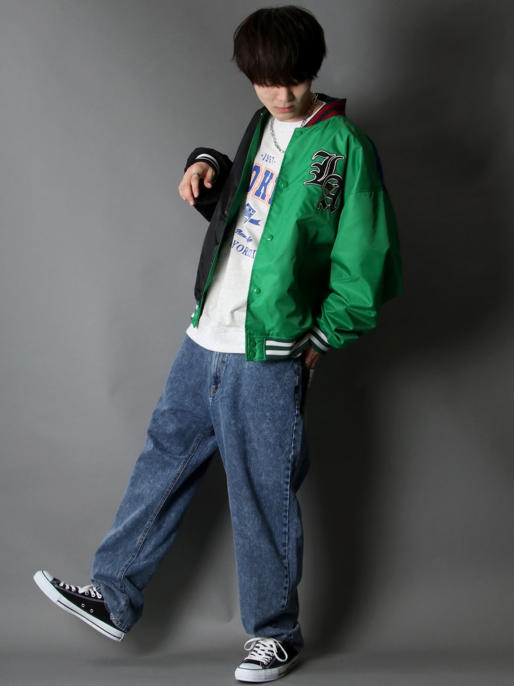 その他のスタジャン、グレー系のスウェット、ブルー系のデニムパンツを着用したメンズの冬コーディネートの1枚目の写真