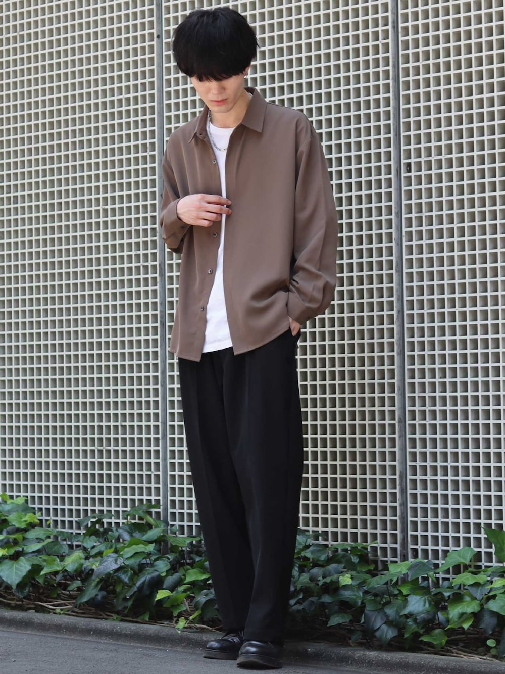 ブラウン系のシャツ/ブラウス、ホワイト系のTシャツ/カットソー、ブラック系のスラックスを着用したメンズの秋コーディネートの1枚目の写真