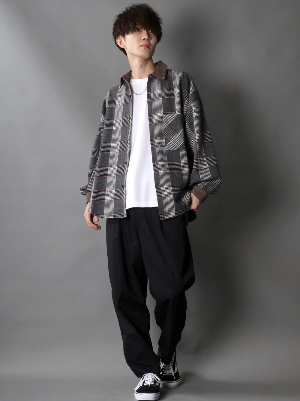 グレー系のシャツ/ブラウス、ホワイト系のTシャツ/カットソー、ブラック系のスラックスを着用したメンズの秋コーディネートの1枚目の写真