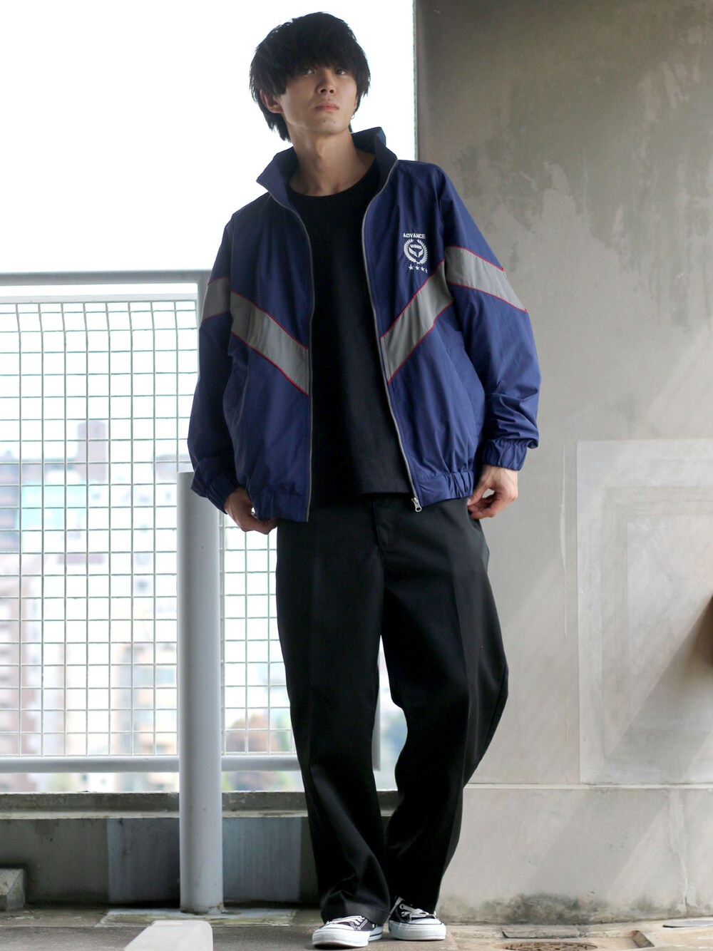 ブルー系のミリタリージャケット、ブラック系のTシャツ/カットソー、ブラック系のチノパンツを着用したメンズの秋コーディネートの1枚目の写真
