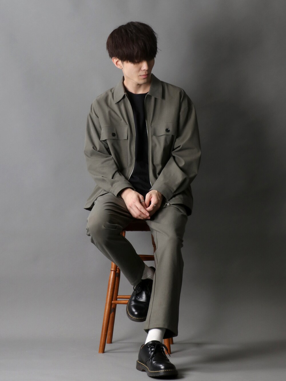 ブラック系のTシャツ/カットソー、グリーン系のセットアップ、ブラック系のドレスシューズを着用したメンズの夏コーディネートの1枚目の写真