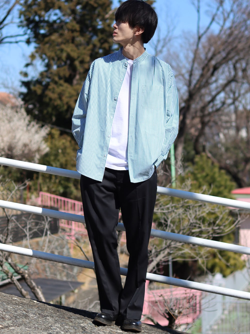 グリーン系のシャツ/ブラウス、ホワイト系のTシャツ/カットソー、ブラック系のスラックスを着用したメンズの春コーディネートの1枚目の写真