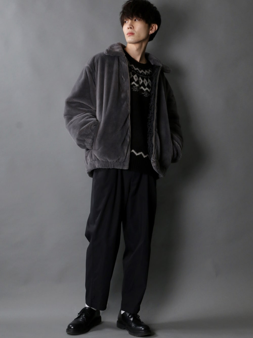 「ニット、ボア、Dr.Martens、ドクターマーチン、ボアジャケット、ニットコーデ、ボアブルゾン、SITRY」｜「SITRYのSoft fur Swing top Jacket/ソフト ボア ファー スウィングトップ ジャケット（ブルゾン、グレー系）」を使った、狩野 博文さん（メンズ・178cm）の冬コーディネートの1枚目の写真