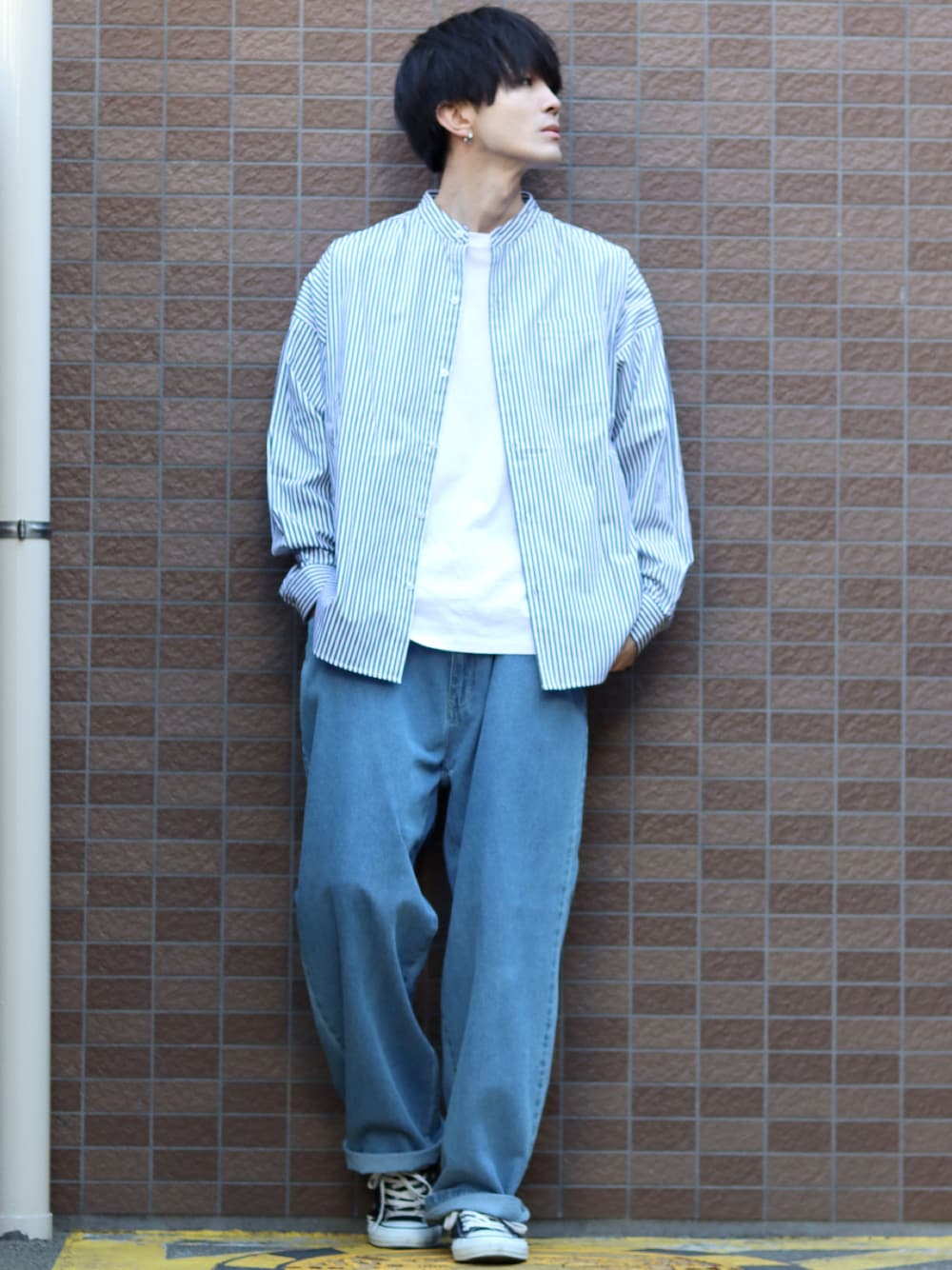 ブルー系のシャツ/ブラウス、ホワイト系のTシャツ/カットソー、ブルー系のデニムパンツを着用したメンズの冬コーディネートの1枚目の写真