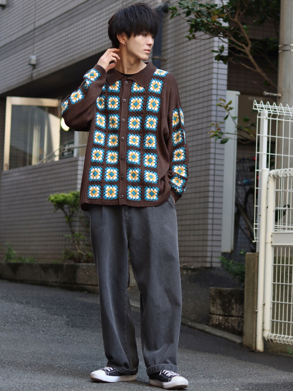 「カーディガン、秋冬コーデ、ファッションを楽しもう、コンバース、コンバース オールスター、デニム、デニムパンツ、SITRY」｜「SITRYのcrochet like Knit Cardigan/かぎ針編み風 ニット カーディガン/カーデ（カーディガン/ボレロ、ブラック系）」を使った、狩野 博文さん（メンズ・178cm）の秋コーディネートの1枚目の写真
