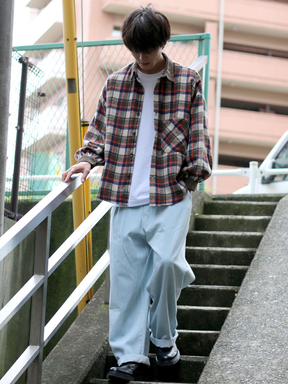 ベージュ系のシャツ/ブラウス、ホワイト系のTシャツ/カットソー、ブルー系のデニムパンツを着用したメンズの秋コーディネートの1枚目の写真