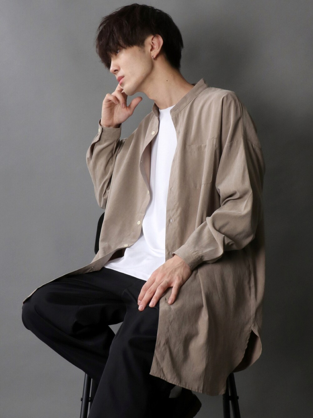 ベージュ系のシャツ/ブラウス、ホワイト系のTシャツ/カットソー、ブラック系のスラックスを着用したメンズの秋コーディネートの1枚目の写真