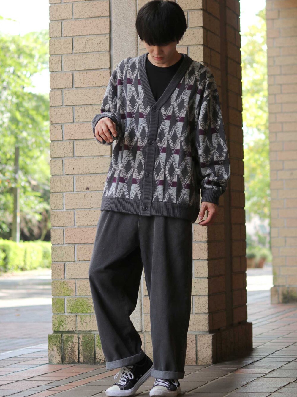 グレー系のカーディガン/ボレロ、ブラック系のTシャツ/カットソー、ブラック系のデニムパンツを着用したメンズの秋コーディネートの1枚目の写真