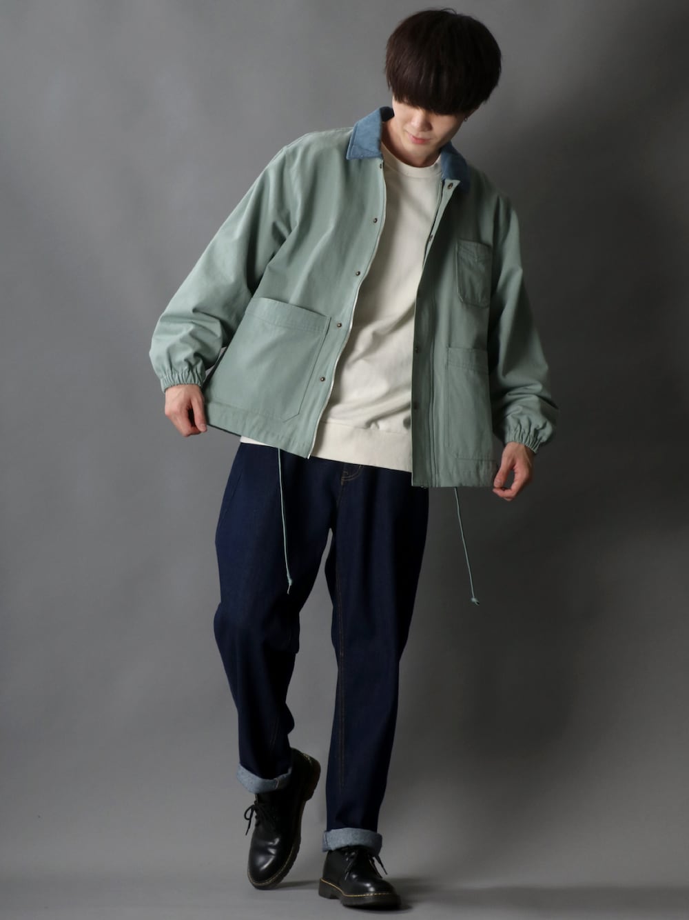「カバーオール、バルーンパンツ、テーパードデニム、デニムパンツ、スウェット、秋服準備はじめました、ドクターマーチン、Dr.Martens、SITRY」｜「SITRYのバギーワイド/ワイドテーパード/バルーンデニムパンツ/シェフパンツ/イージーパンツ（デニムパンツ、ブルー系）」を使った、狩野 博文さん（メンズ・178cm）の秋コーディネートの1枚目の写真
