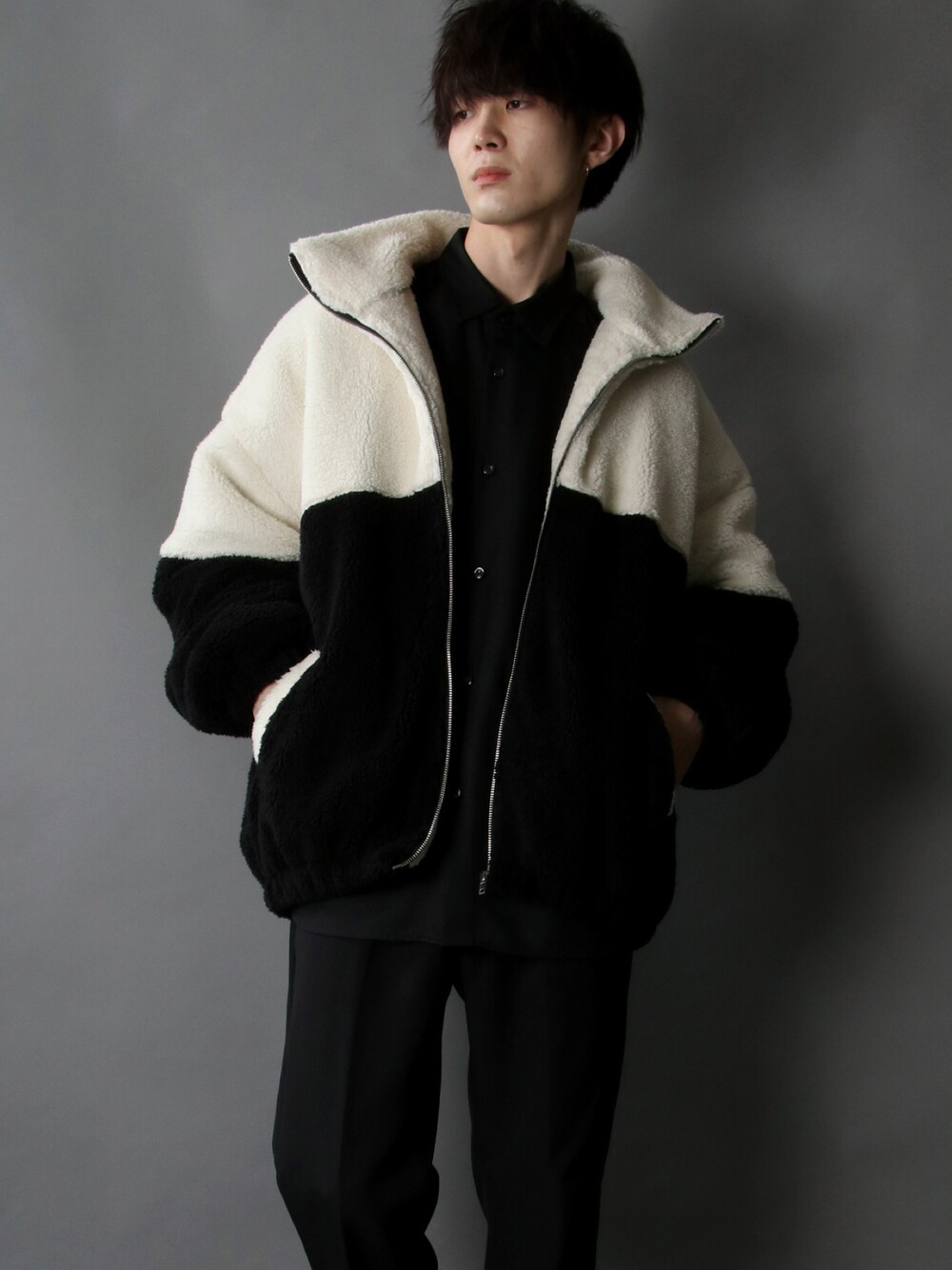 「ボア、ボアジャケット、ボアブルゾン、クリスマスに着たい服、モノトーン、モノトーンコーデ、SITRY」｜「SITRYのShaggy boa bicolor  blouson/シャギーボア フリース バイカラーブルゾン（ブルゾン、ホワイト系）」を使った、狩野 博文さん（メンズ・178cm）の冬コーディネートの1枚目の写真