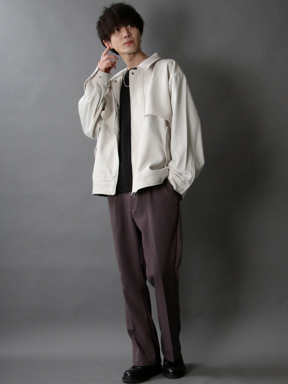 「私の推しブランド、SITRY、フレアパンツ、ドクターマーチン、Dr.Martens、ホワイトコーデ」｜「SITRYのyoke design blouson/ヨークデザイン ブルゾン（ブルゾン、ベージュ系）」を使った、狩野 博文さん（メンズ・178cm）の冬コーディネートの1枚目の写真