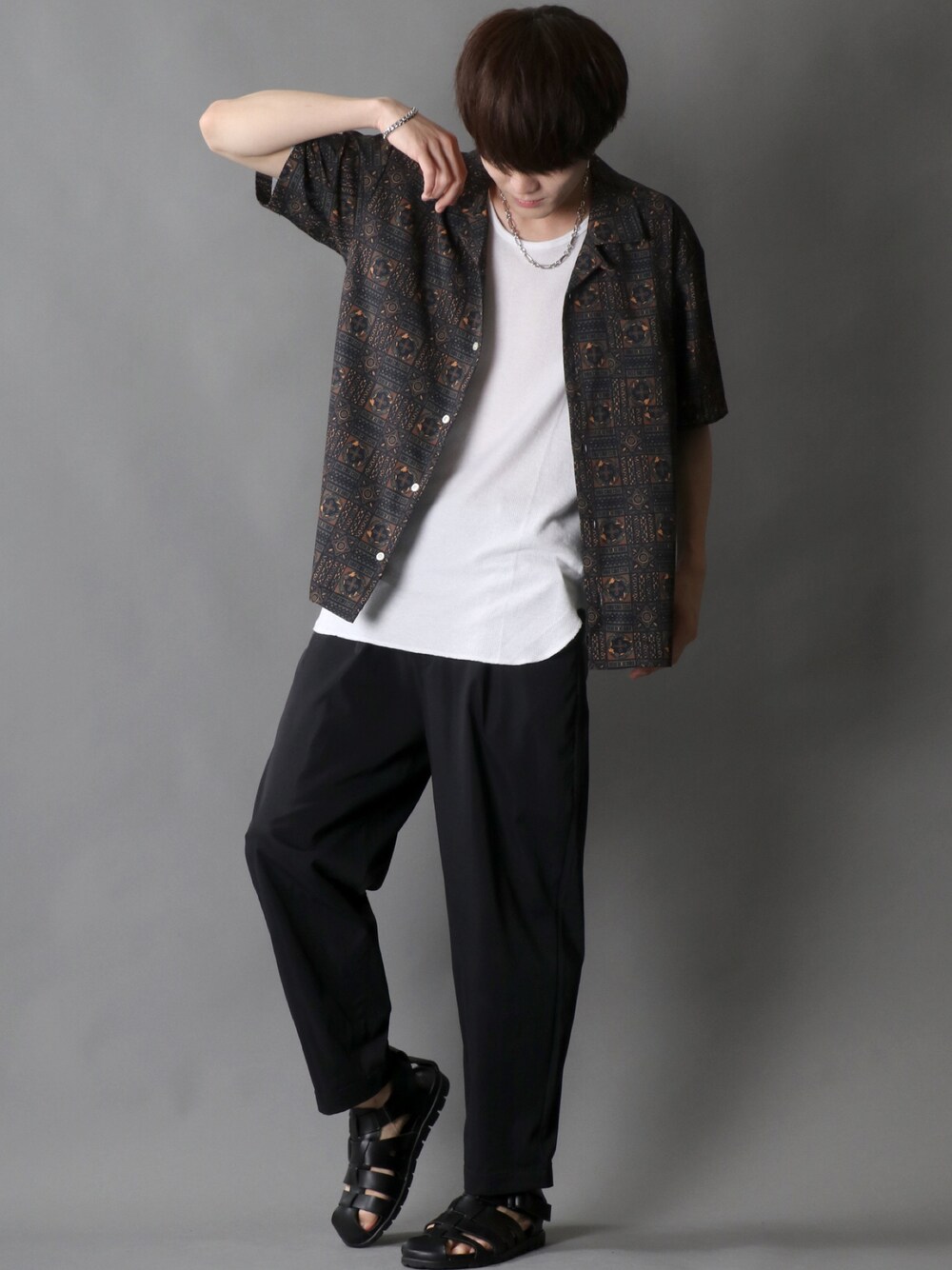 ブラック系のチノパンツ、ブラック系のシャツ/ブラウス、シルバー系のネックレスを着用したメンズの夏コーディネートの1枚目の写真