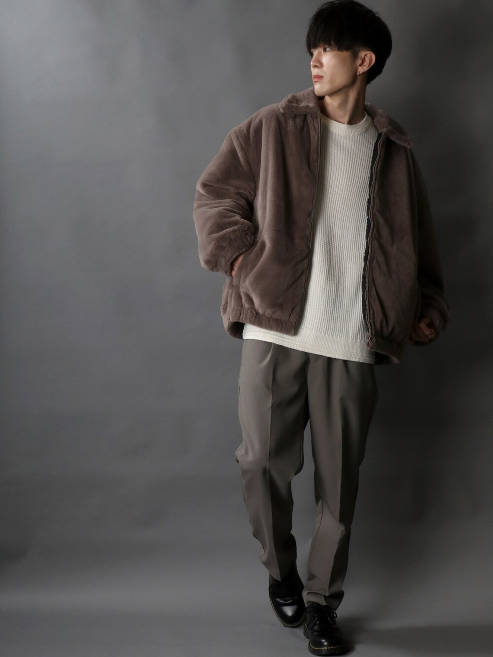 「きれいめカジュアル、あったかコーデ、革靴、ボア、ボアジャケット、ボアブルゾン、ドクターマーチン、Dr.Martens、SITRY」｜「SITRYのSoft fur Swing top Jacket/ソフト ボア ファー スウィングトップ ジャケット（ブルゾン、ブラウン系）」を使った、狩野 博文さん（メンズ・178cm）の冬コーディネートの1枚目の写真