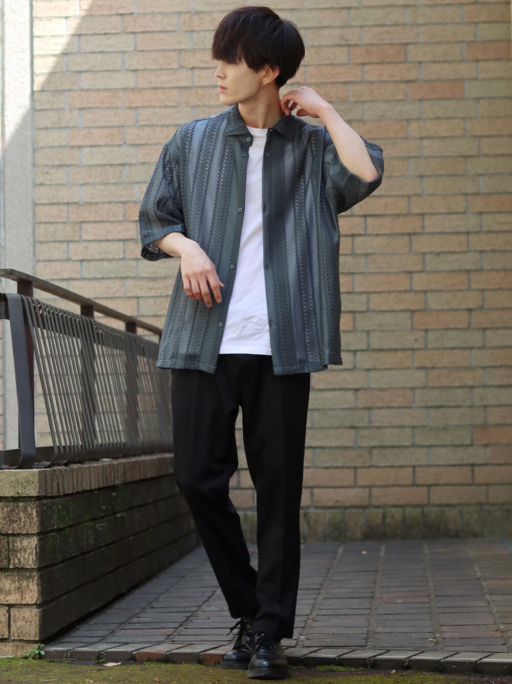 グレー系のシャツ/ブラウス、ホワイト系のTシャツ/カットソー、ブラック系のスラックスを着用したメンズの春コーディネートの1枚目の写真