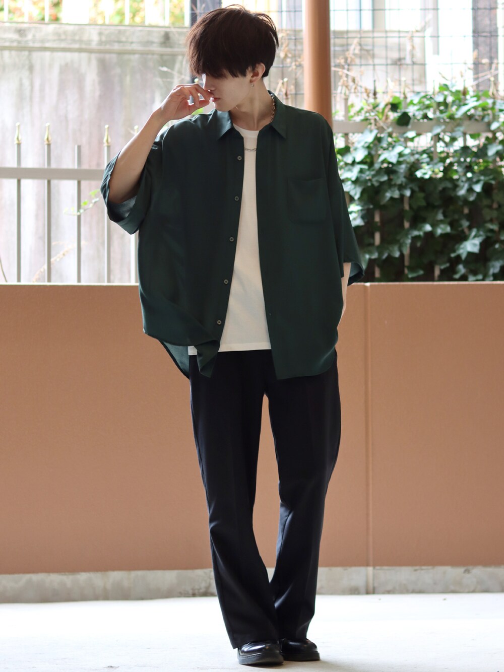 グリーン系のシャツ/ブラウス、ホワイト系のTシャツ/カットソー、ブラック系のスラックスを着用したメンズの春コーディネートの1枚目の写真