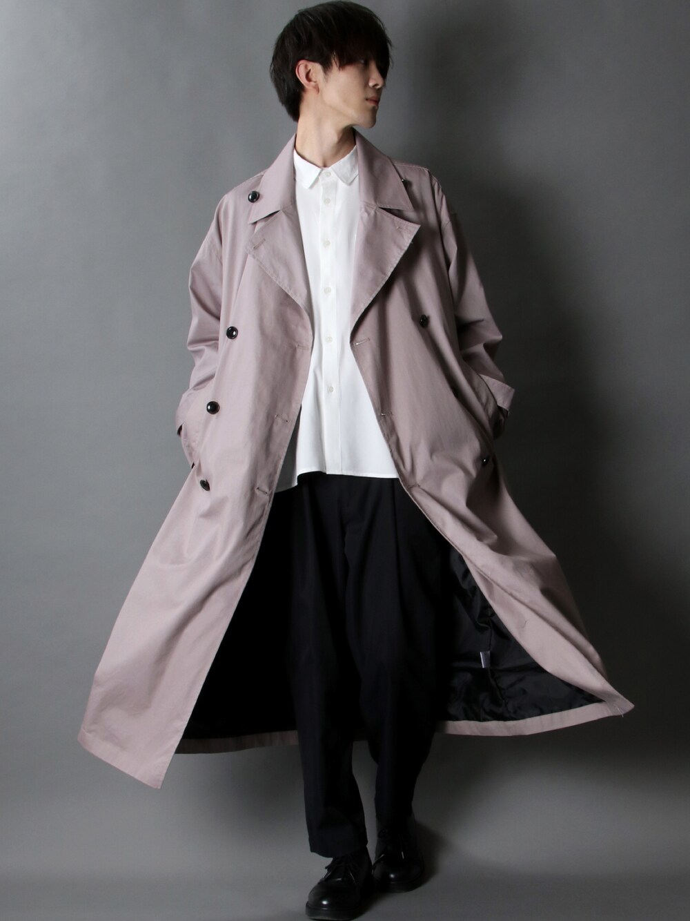 「オーバーサイズ、大人カジュアル、ビックシルエット、シンプルコーデ、トレンチコート、革靴、ドクターマーチン、Dr.Martens」｜「SITRYのover size trench coat/オーバーサイズ トレンチコート（トレンチコート、グレー系）」を使った、狩野 博文さん（メンズ・178cm）の冬コーディネートの1枚目の写真