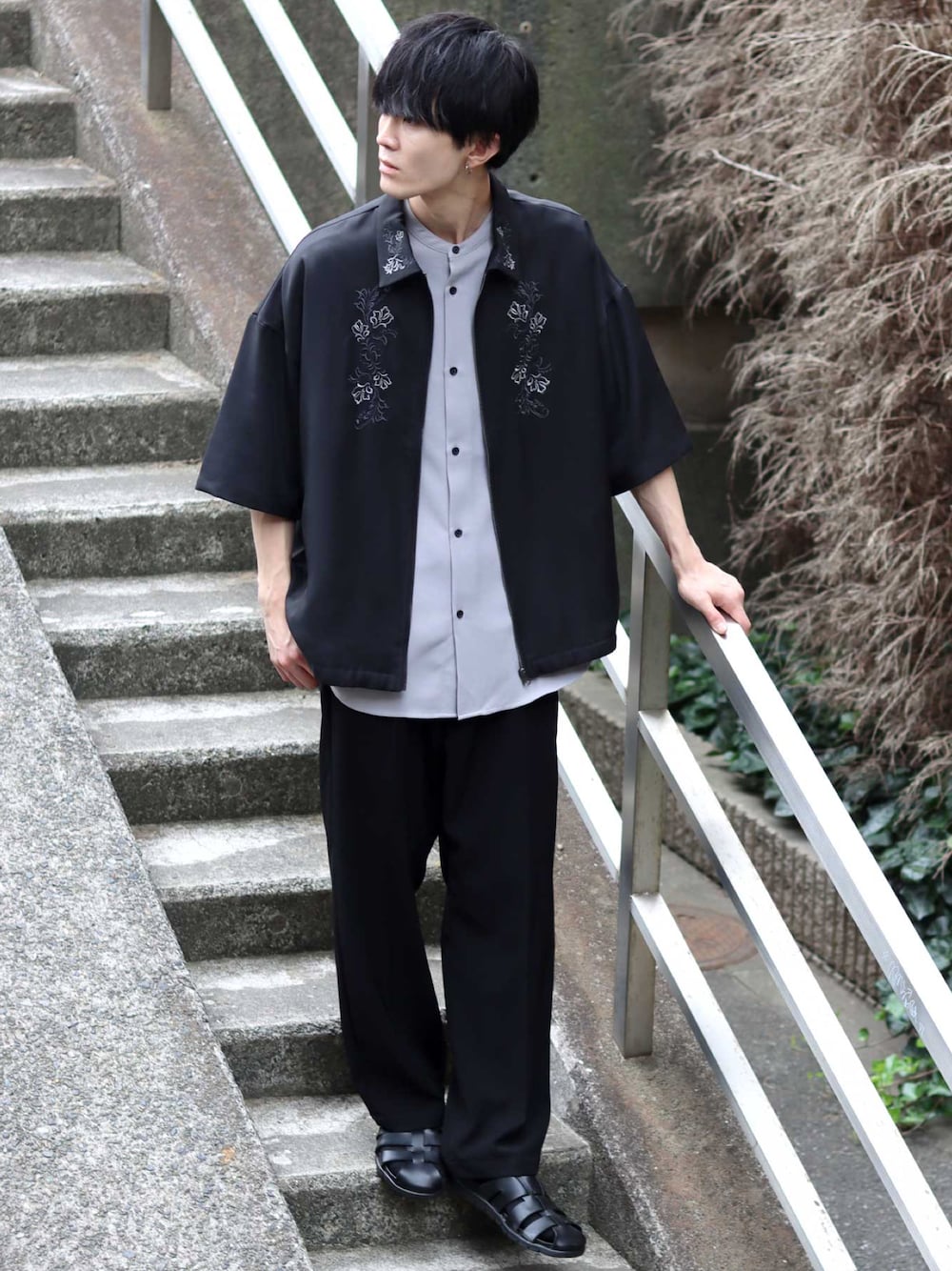 ブラック系のブルゾン、ホワイト系のシャツ/ブラウス、ブラック系のスラックスを着用したメンズの夏コーディネートの1枚目の写真