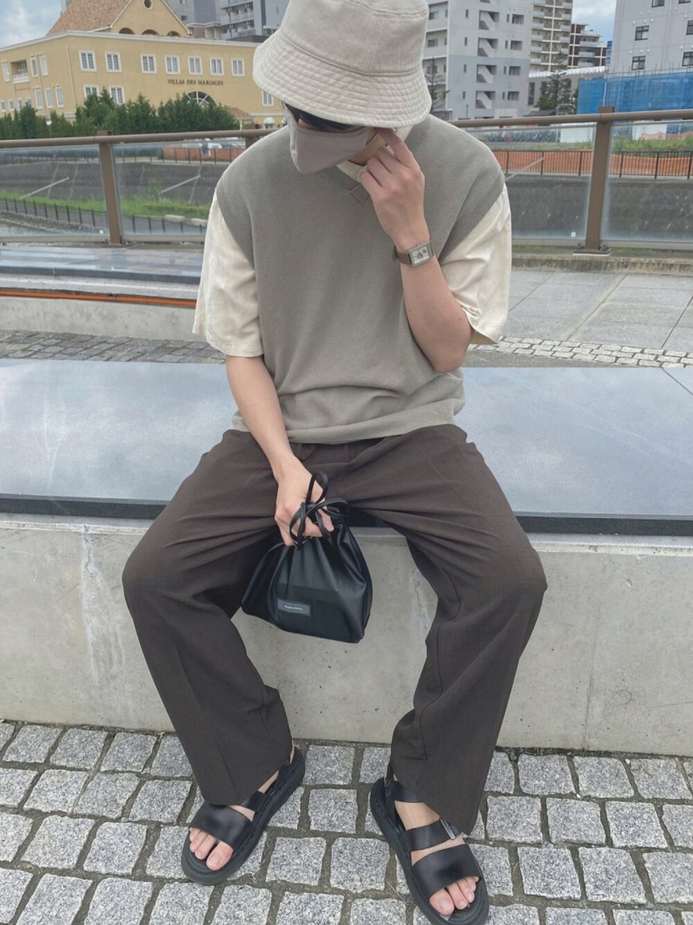 ブラウン系のその他パンツ、ベージュ系のベスト、ベージュ系のシャツ/ブラウスを着用したメンズの夏コーディネートの1枚目の写真