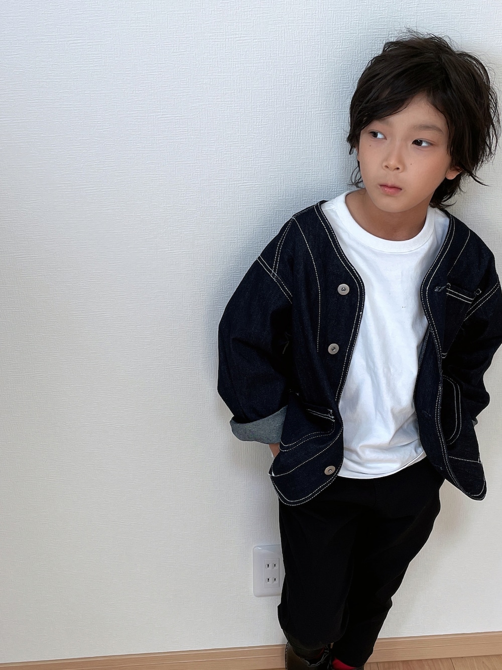 「きれいめカジュアル、キッズコーデ、キッズファッション、シンプルコーデ、休日コーデ、小学生コーデ、小学生男子、男の子コーデ」｜「antiquaのデニムカバーオール（ノーカラージャケット、ブルー系）」を使った、r.kun23さん（キッズ・125cm）の秋コーディネートの1枚目の写真