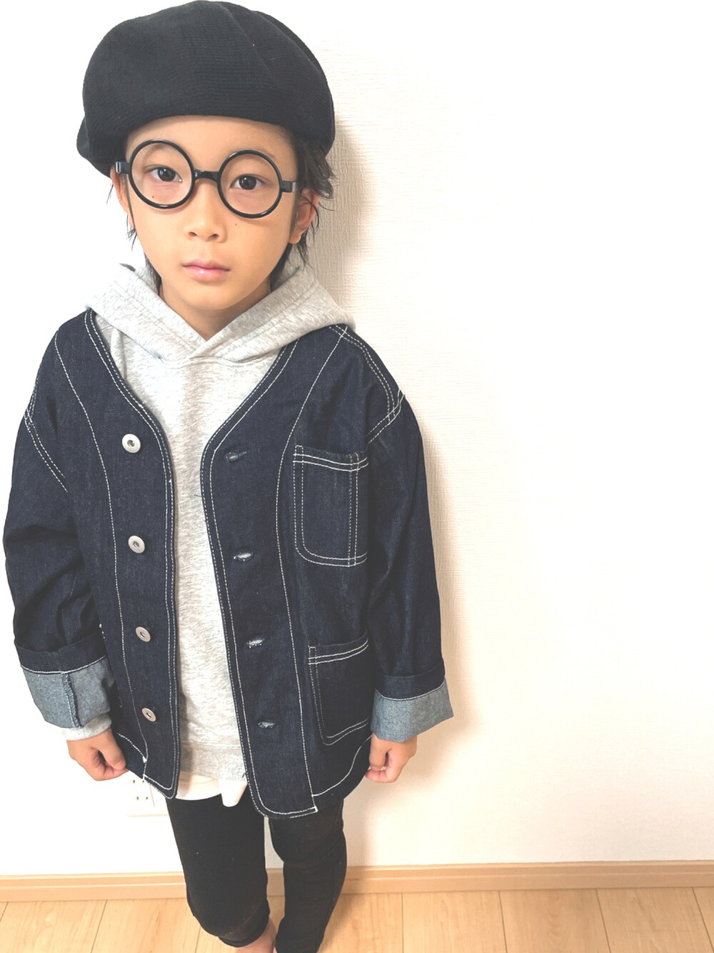 「シンプル、キッズコーデ、韓国子供服、プチプラコーデ、黒スキニー、秋先取りコーデ、お洒落さんとつながりたい、ラブアンドピース2021」｜「BREEZEのサーモベレー（ハンチング/ベレー帽、ブラック系）」を使った、r.kun23さん（キッズ・125cm）の秋コーディネートの1枚目の写真