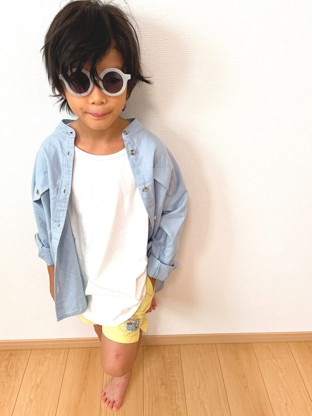 ホワイト系のTシャツ/カットソー、ブルー系のシャツ/ブラウス、イエロー系のその他パンツを着用したキッズの秋コーディネートの1枚目の写真