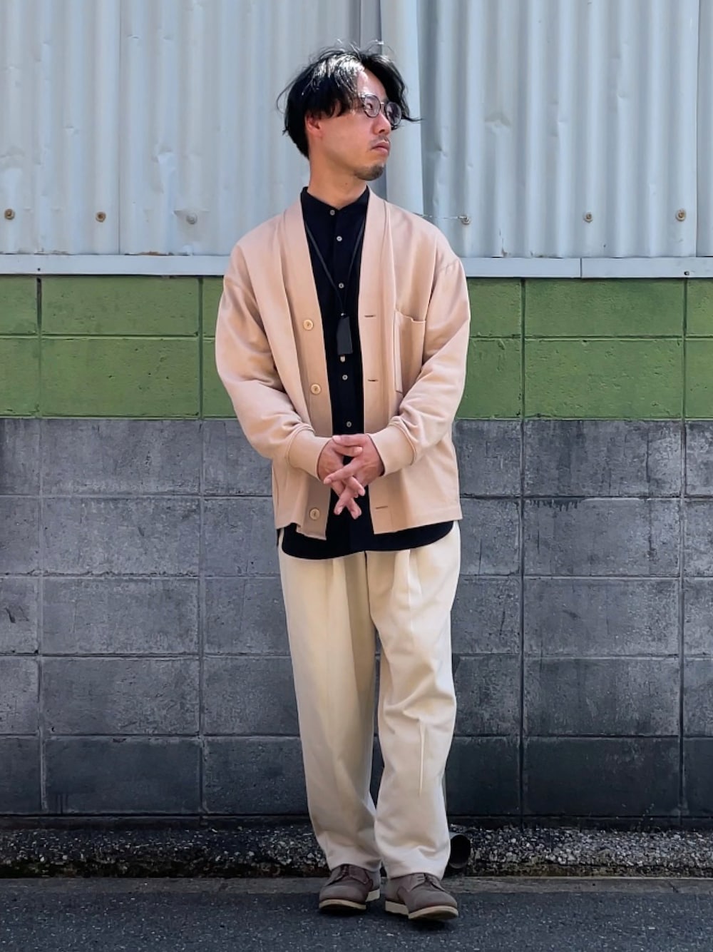 「白パンツ、カーディガン、スウェットパンツ、スウェットカーディガン、黒シャツ、クロシェット、ベージュ、オトナカジュアル、ゆるコーデ、プチプラ、ユニクロ、淡色コーデ、UNIQLO U、春夏コーデ、春コーデ」｜「UNIQLOのアイテム（シャツ/ブラウス、ブラック系）」を使った、ケイさん（メンズ・175cm）の春コーディネートの1枚目の写真