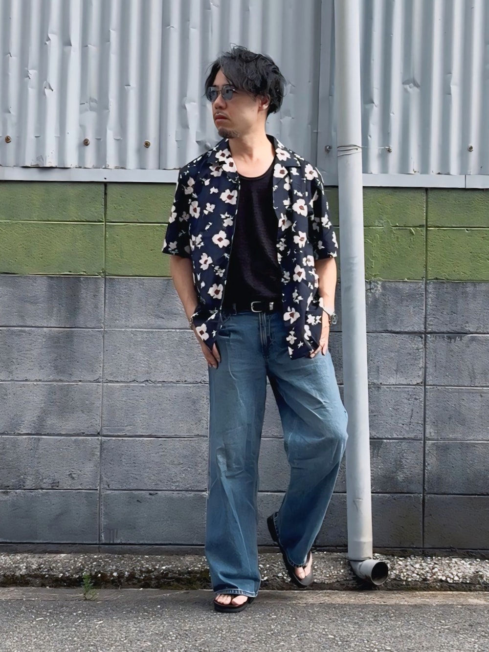 「花柄、オープンカラーシャツ、タンクトップ、レイヤードスタイル、タックイン、デニム、デニムパンツ、ワイドパンツ、ワイドデニム、サンダル、トングサンダル、夏ルックで気分アップ、サングラス、UNIQLO、半袖シャツ」｜「CASEの【CASE×Lui's / ケース×ルイス】TABINARE SANDAL（サンダル、ブラック系）」を使った、ケイさん（メンズ・175cm）の夏コーディネートの1枚目の写真