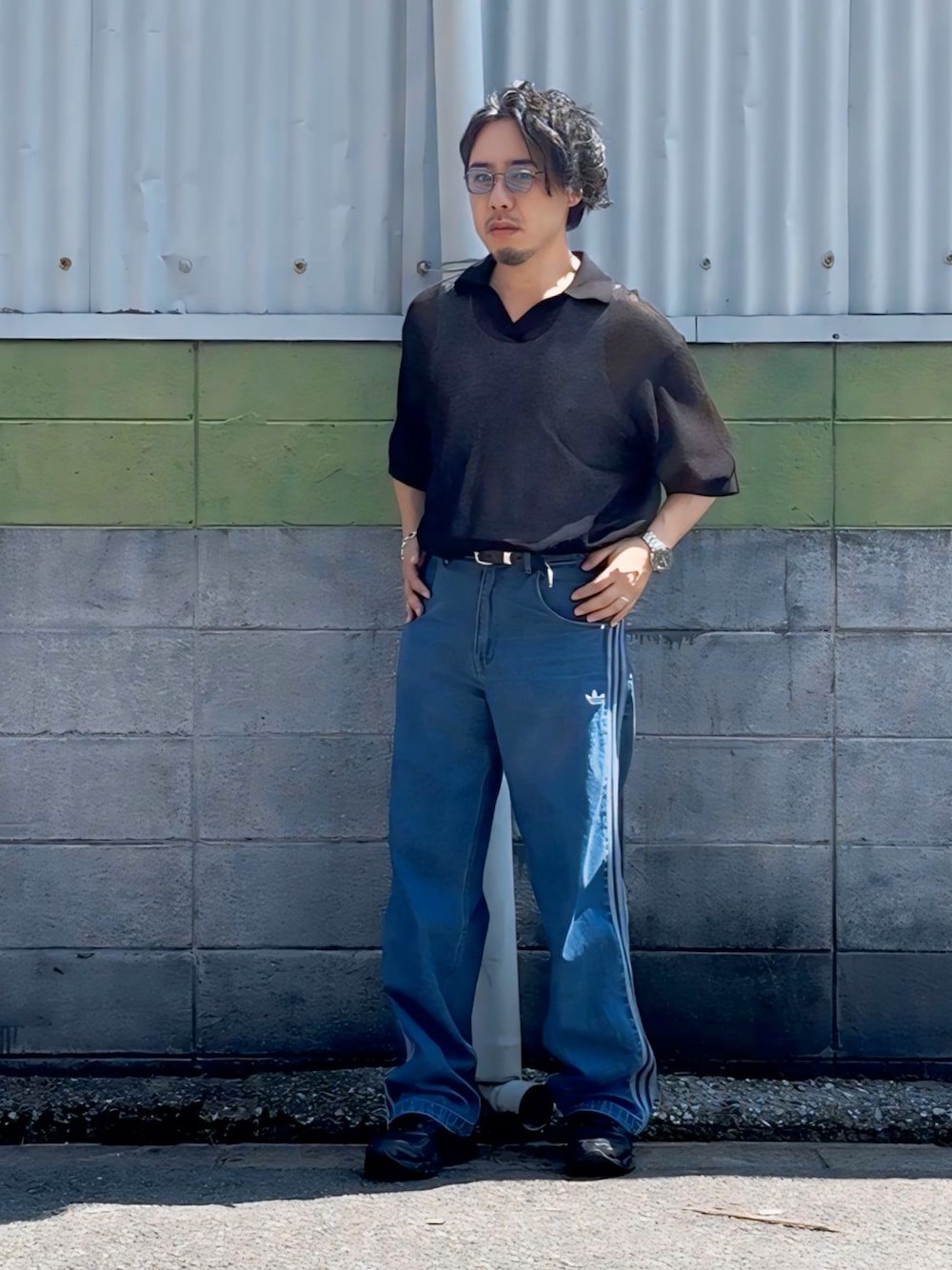 adidasのデニムパンツを使った「ワイドパンツ」の人気