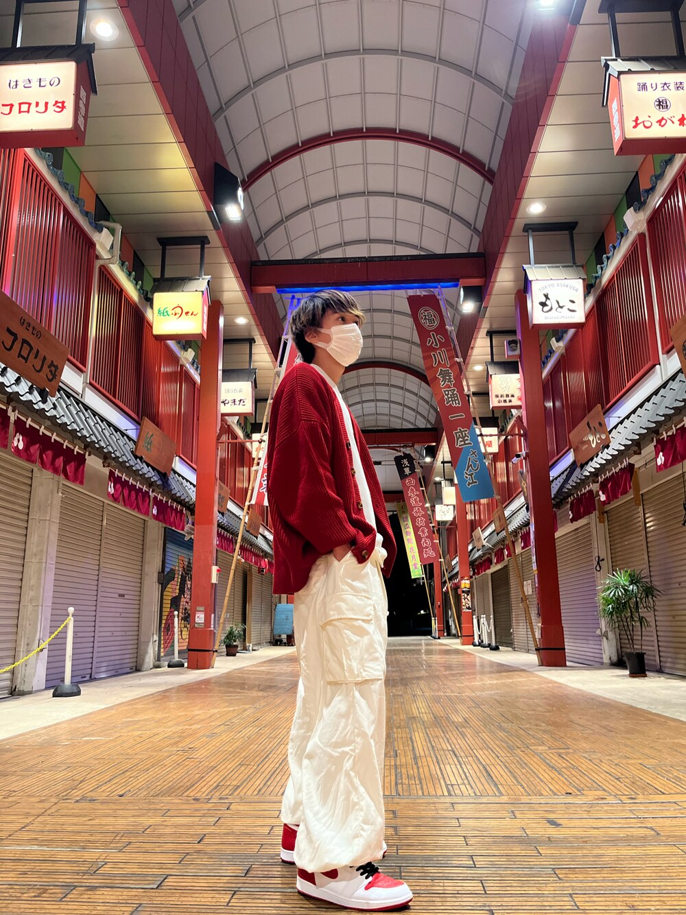 レッド系のシューズ、ホワイト系のカーゴパンツ、レッド系のカーディガン/ボレロを着用したメンズの秋コーディネートの1枚目の写真