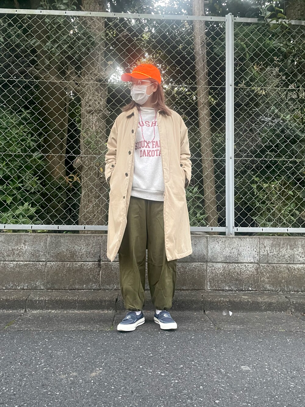 「タートルネック、冬コーデ、オトナカジュアル、パンツスタイル、アメカジ、タートルネックニット、古着MIX、vintage、古着、ロングコート」｜「CONVERSEのCONVERSE コンバース シェブロン＆スター ローファー SK / CS LOFR SK (NAVY) 34200211（スニーカー、ブルー系）」を使った、ちょびこ[相互]さん（レディース・156cm）の冬コーディネートの1枚目の写真