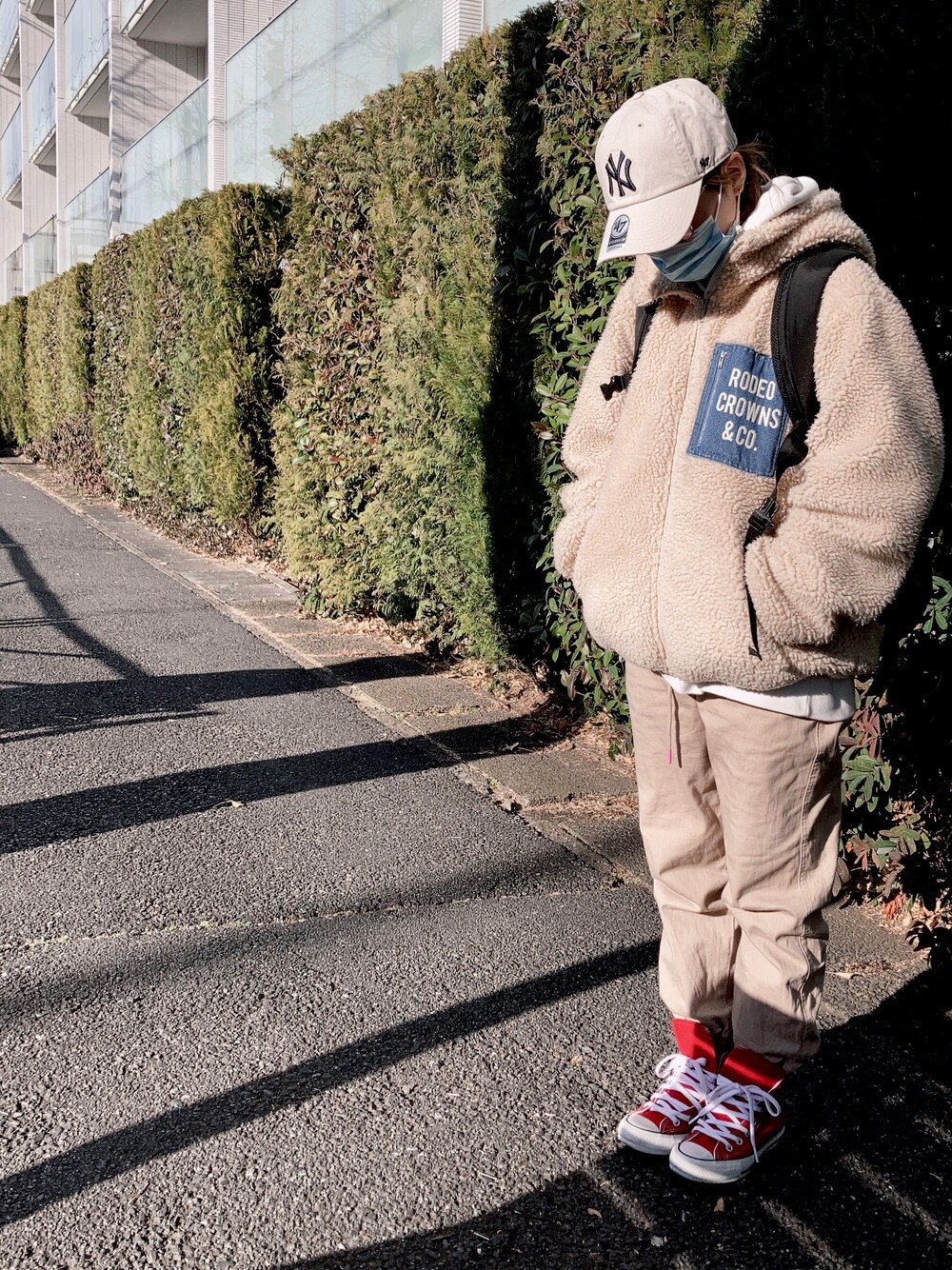 「#コンバースコーデ#ヤンキース#キャップ#通勤スタイル、通勤コーデ」｜「CONVERSEのCONVERSE コンバース オール スター ハイ / ALL STAR HI 32060182（スニーカー、レッド系）」を使った、るーるるるるるさん（レディース・157cm）の冬コーディネートの1枚目の写真