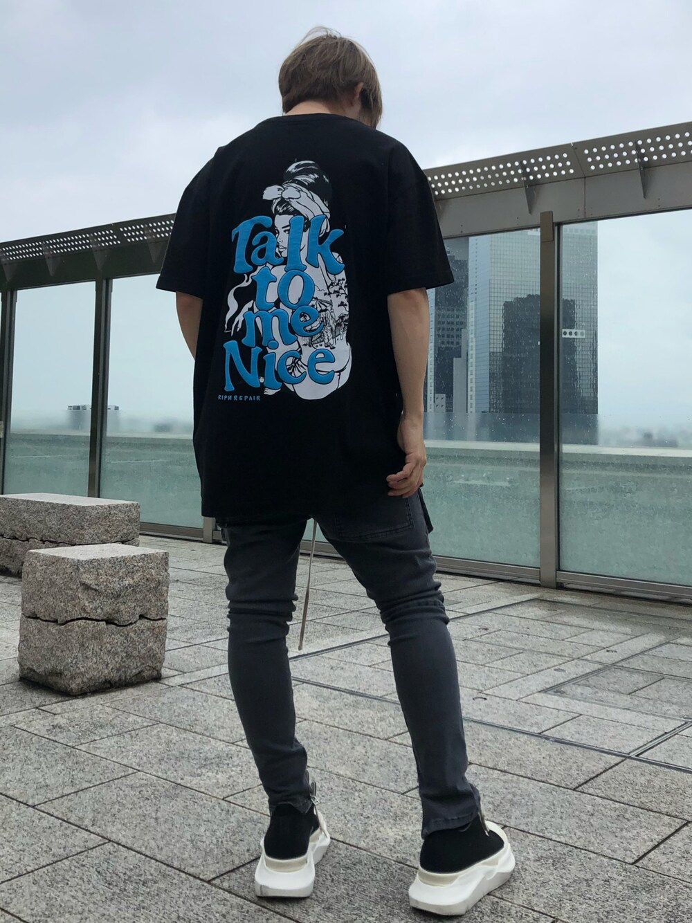 グレー系のその他パンツ、ブラック系のTシャツ/カットソー、ブラック系のその他パンツを着用したメンズの秋コーディネートの1枚目の写真