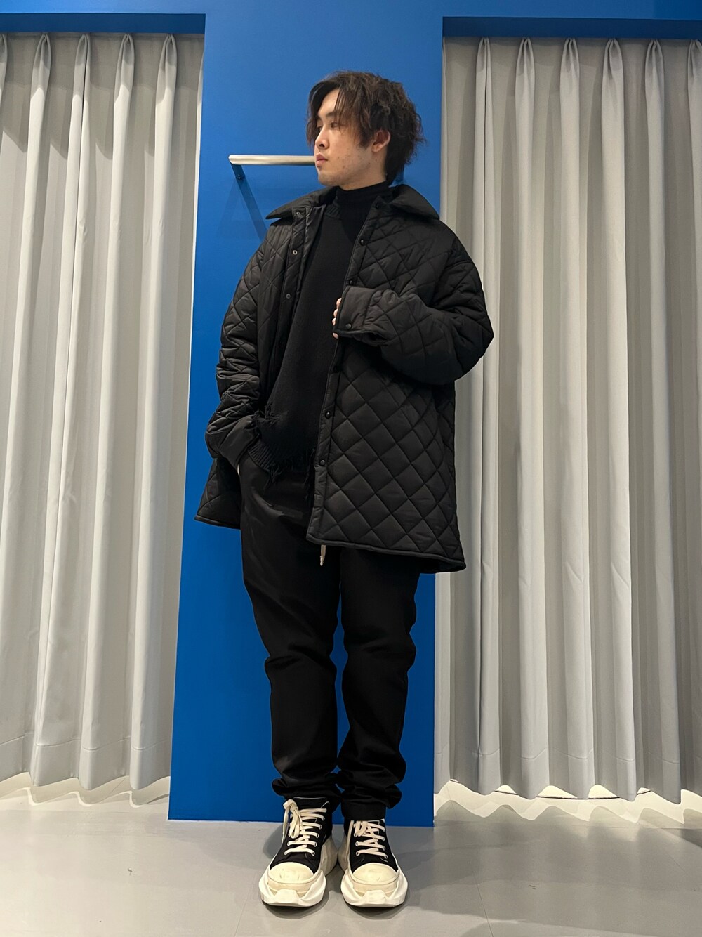 ブラック系のブルゾン、ブラック系のニット/セーター、ブラック系のブルゾンを着用したメンズの冬コーディネートの1枚目の写真