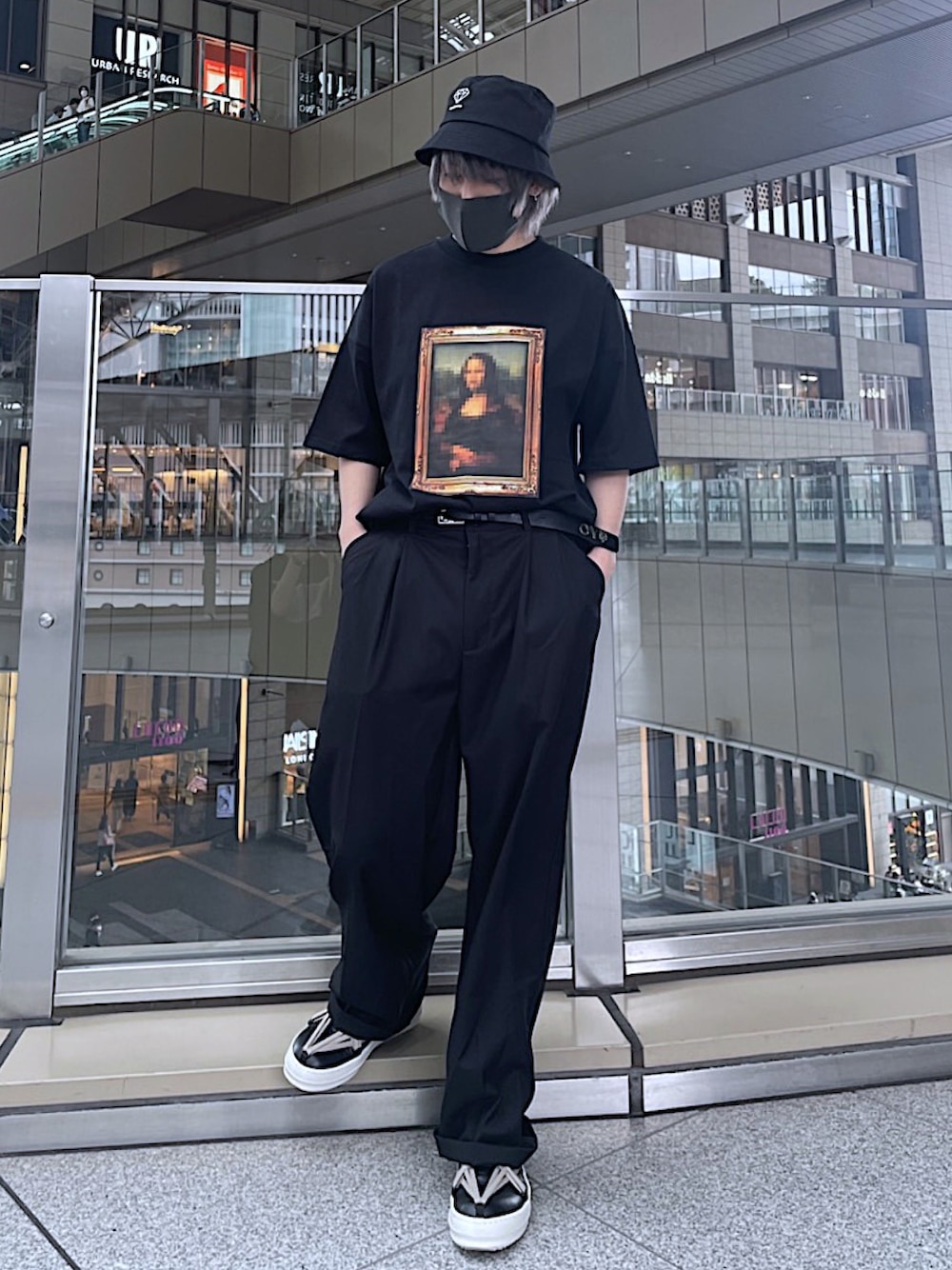 ブラック系のTシャツ/カットソー、ブラック系のその他パンツ、ブラック系のスラックスを着用したメンズの夏コーディネートの1枚目の写真