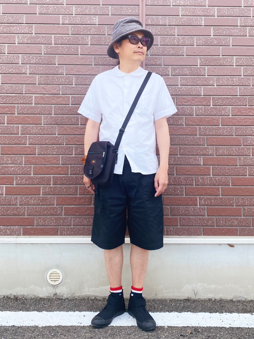 「シンプルコーデ、モノトーンコーデ、おぢさんコーデ、mountain research、SEDITIONARIES、tnaft、ハーフパンツ」｜「MOUNTAIN RESEARCHのアイテム（ハット、グレー系）」を使った、pyuta369さん（メンズ・168cm）の夏コーディネートの1枚目の写真