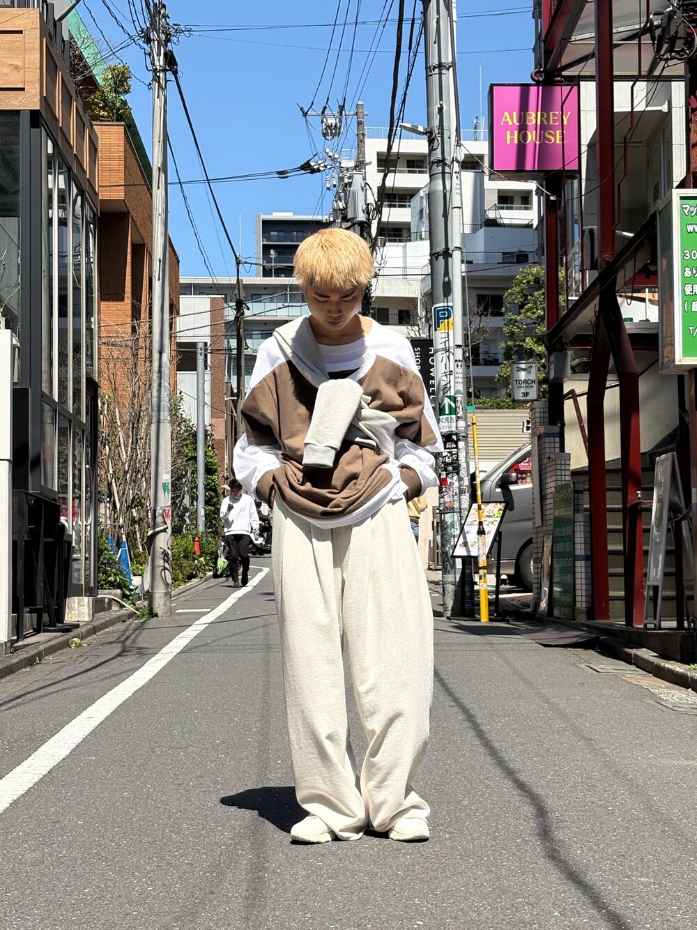「春めき満開コーデ、お出かけコーデ、ロンT、カジュアルコーデ、メンズコーデ、スウェットパンツ」｜「ToironierのToironier/トワロニエ/2tuck Sweat Pants（スウェットパンツ、シルバー系）」を使った、野口心さん（メンズ・175cm）の春コーディネートの1枚目の写真