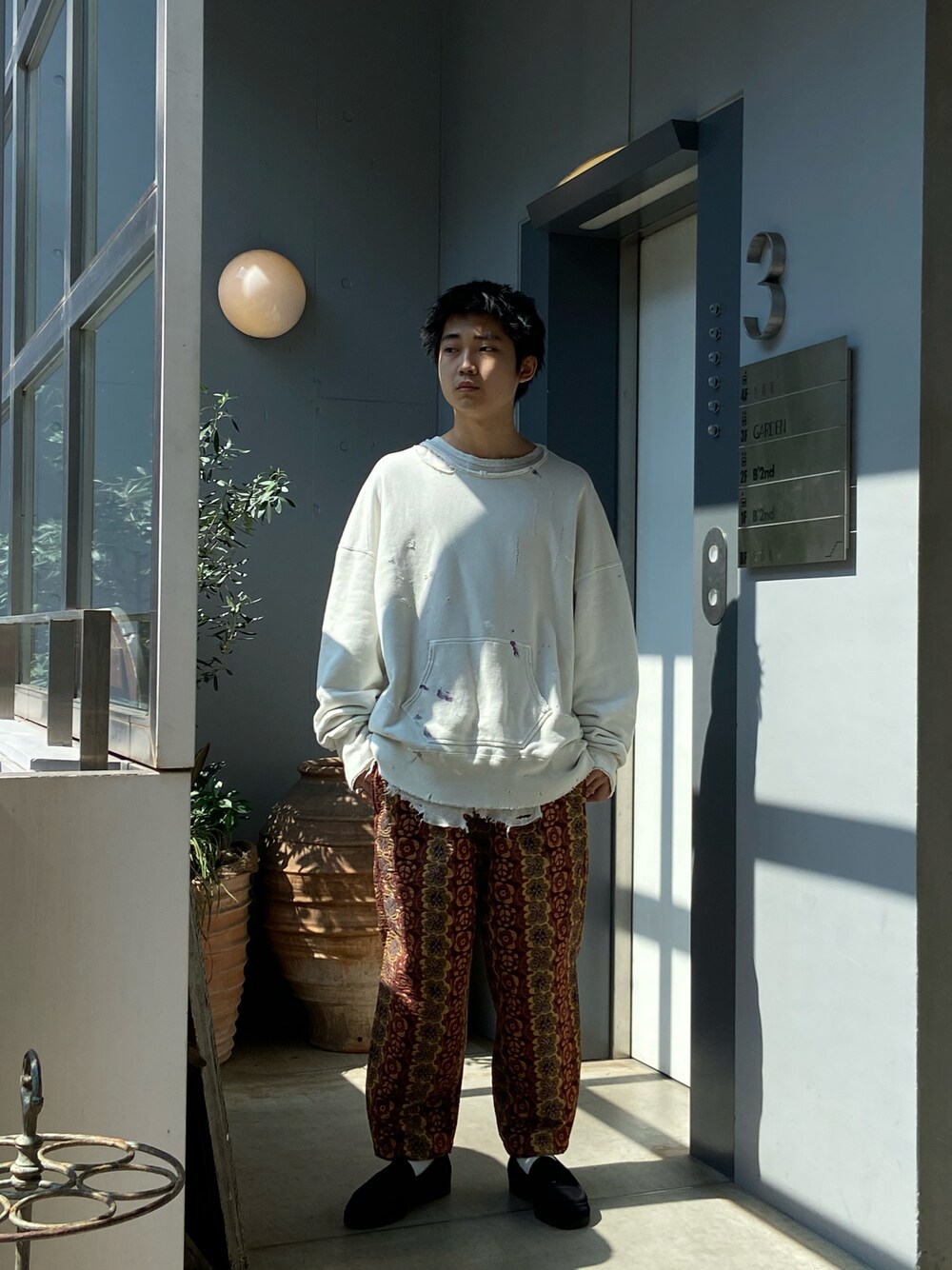「ancellm、SASQUATCHfabrix、blohm」｜「ANCELLMのアイテム（スウェット、ホワイト系）」を使った、野口心さん（メンズ・175cm）の秋コーディネートの1枚目の写真