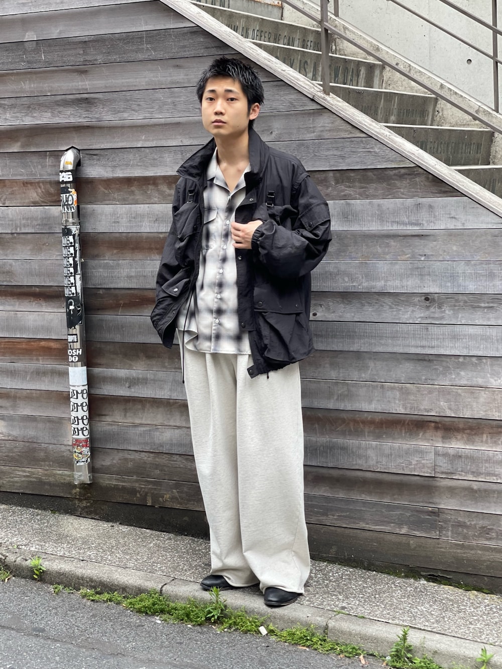 「ToironierのToironier/トワロニエ/2tuck Sweat Pants（スウェットパンツ、シルバー系）」を使った、野口心さん（メンズ・175cm）の春コーディネートの1枚目の写真