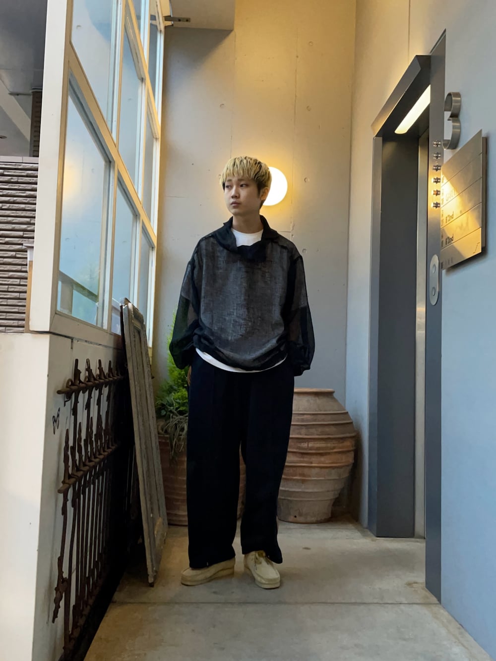 「LEH、ancellm、Clarks original」｜「ANCELLMのアイテム（Tシャツ/カットソー、ブラック系）」を使った、野口心さん（メンズ・175cm）の春コーディネートの1枚目の写真