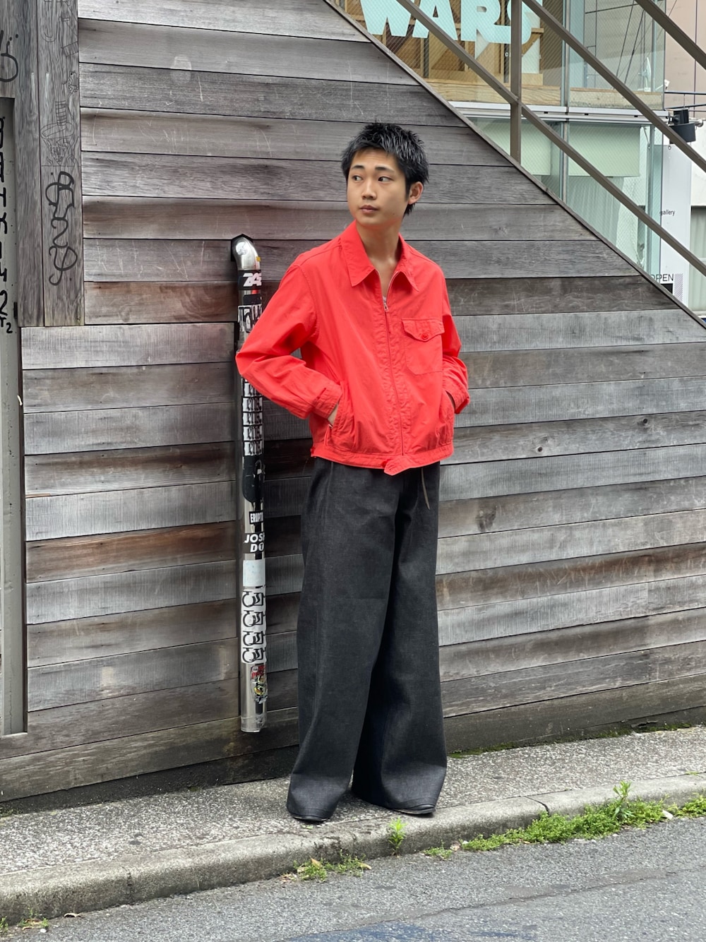 「ToironierのToironier/トワロニエ/Rigid Elephant Denim（デニムパンツ、ブラック系）」を使った、野口心さん（メンズ・175cm）の春コーディネートの1枚目の写真