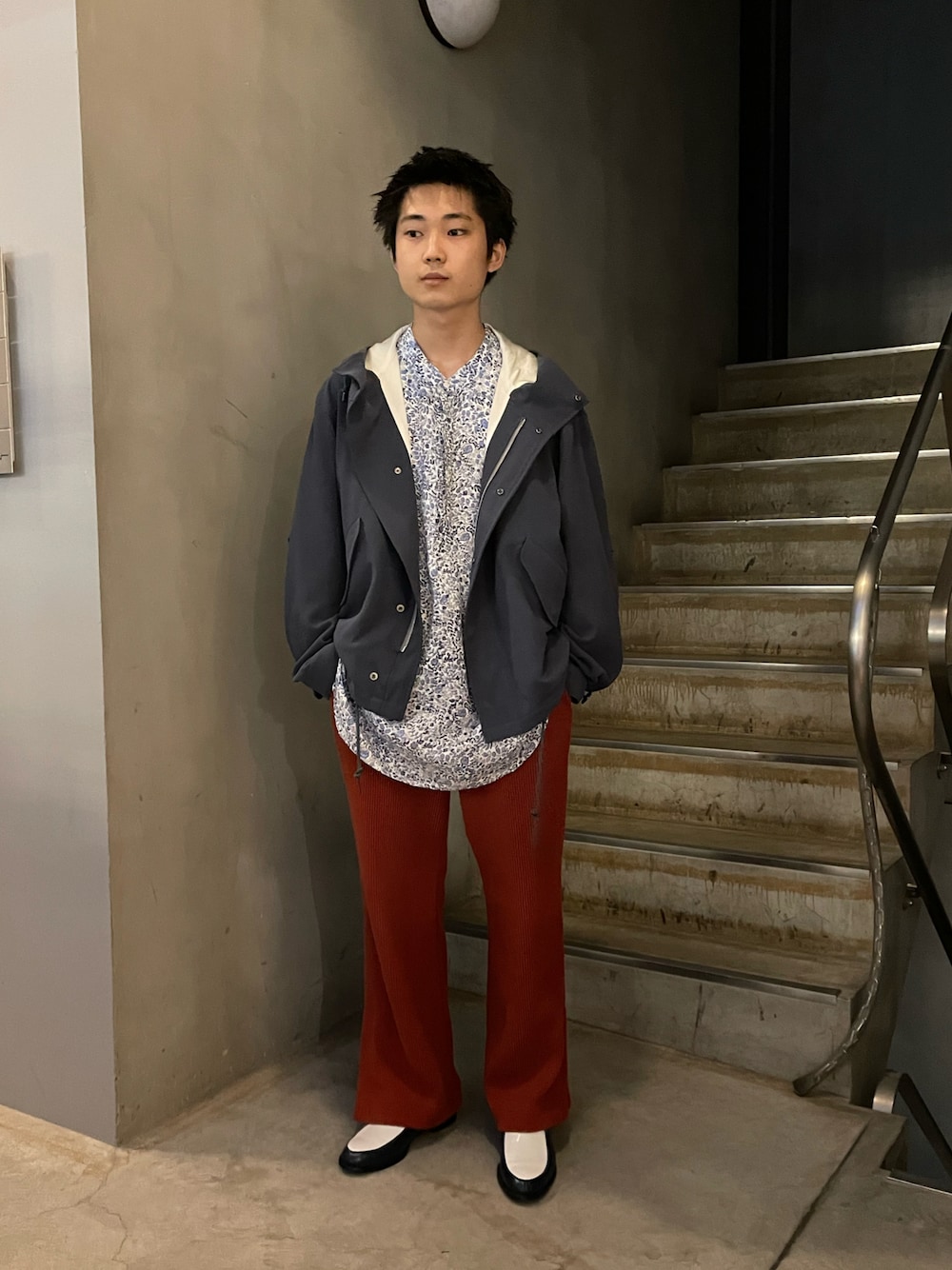 「mii、URU、ROBES&CONFECTIONS、blohm」｜「miiのアイテム（シャツ/ブラウス、ブルー系）」を使った、野口心さん（メンズ・175cm）の秋コーディネートの1枚目の写真