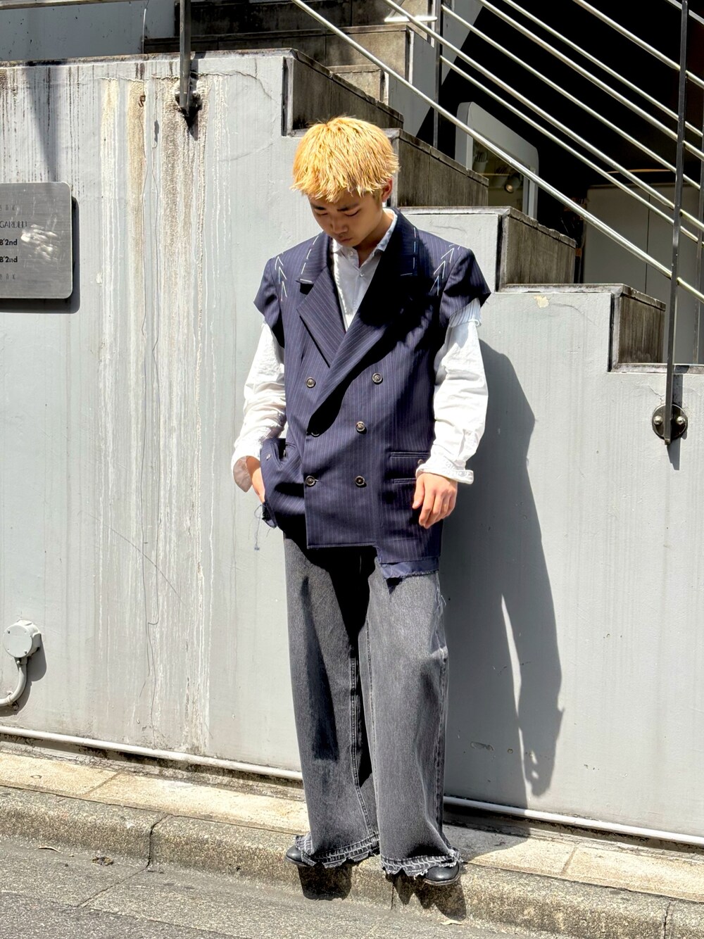 「春めき満開コーデ、ストライプシャツ、モノトーン、着回しコーデ、気温20度から24度、最近のいい感じコーデ」｜「ToironierのToironier/トワロニエ/Elephant Denim（デニムパンツ、ブラック系）」を使った、野口心さん（メンズ・175cm）の春コーディネートの1枚目の写真