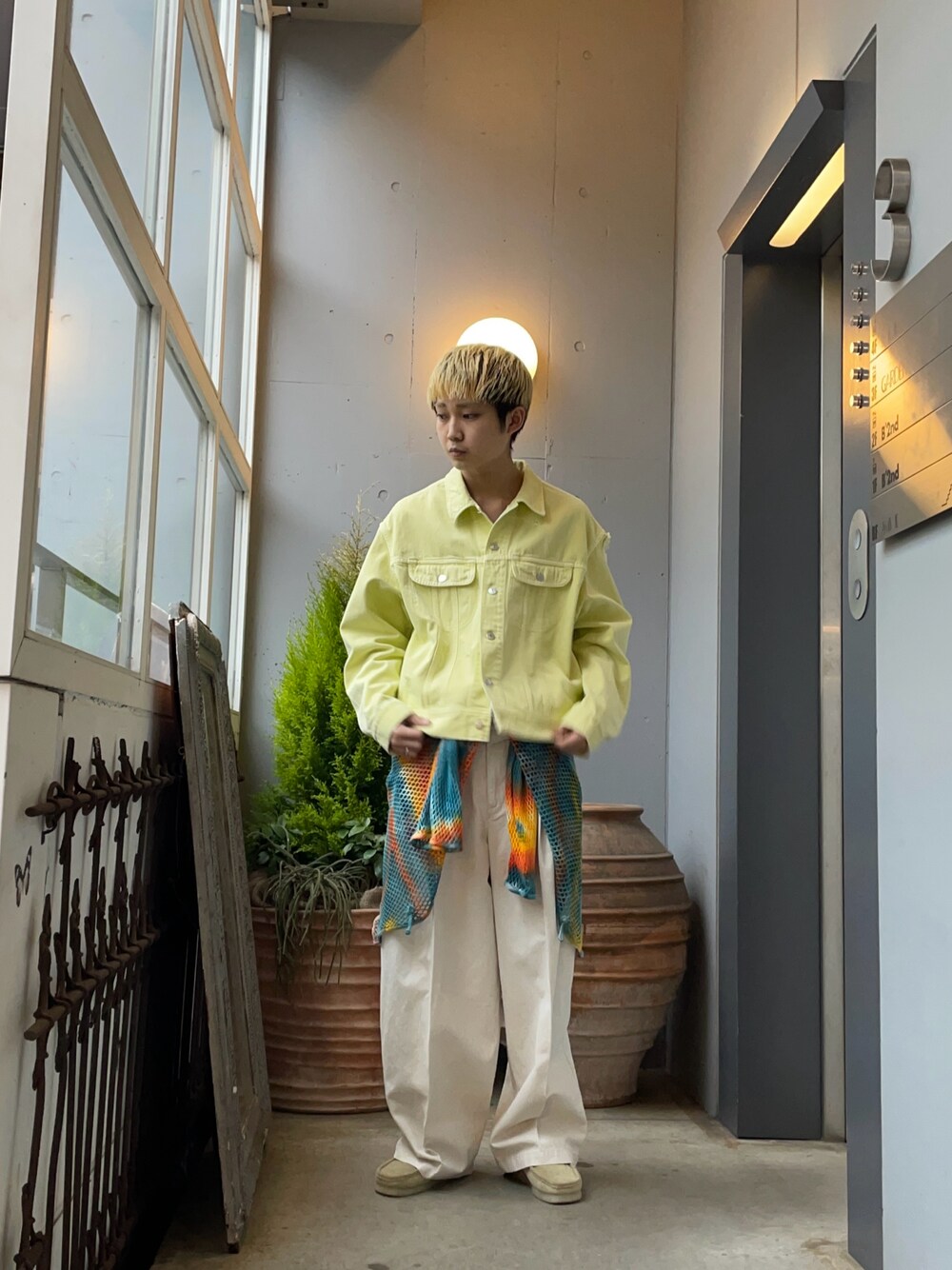 「URU、lamrof、atelier AMBER、Clarks original」｜「URUのアイテム（デニムジャケット、イエロー系）」を使った、野口心さん（メンズ・175cm）の春コーディネートの1枚目の写真
