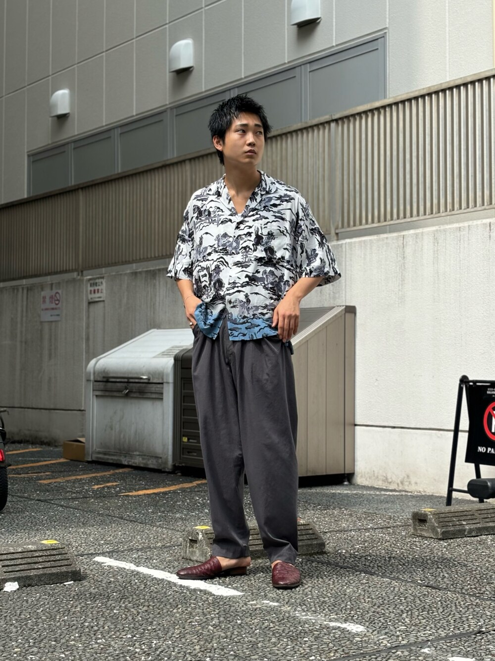 「sunsea、吾亦紅」｜「SUNSEAのアイテム（シャツ/ブラウス、ブラック系）」を使った、野口心さん（メンズ・175cm）の秋コーディネートの1枚目の写真