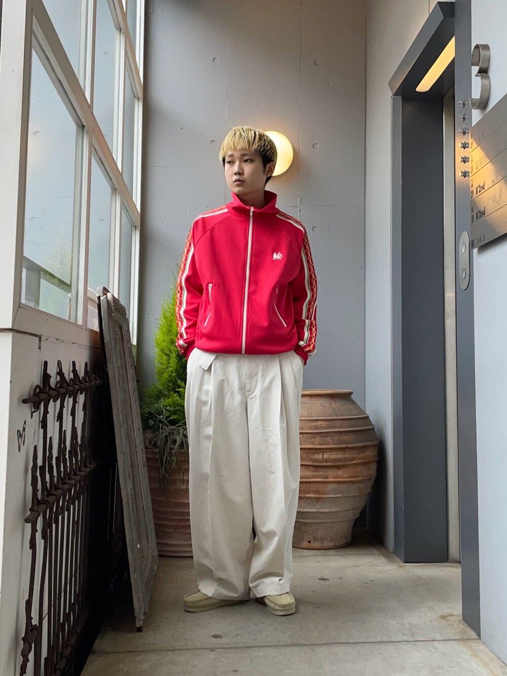 「SASQUATCHfabrix、atelier AMBER、Clarks original」｜「SASQUATCHfabrix.のアイテム（ジャケット/アウター、レッド系）」を使った、野口心さん（メンズ・175cm）の春コーディネートの1枚目の写真