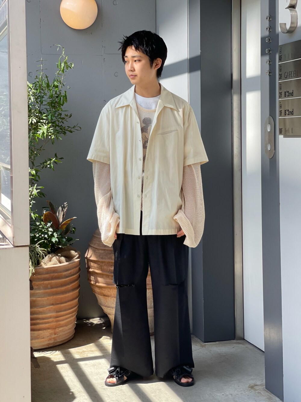 「bowwow、URU、IRENISA、ancellm」｜「BOW WOWの＜BOWWOW × RECOGNIZE＞ ニューヨーク ミッキー Tシャツ（Tシャツ/カットソー、ホワイト系）」を使った、野口心さん（メンズ・175cm）の春コーディネートの1枚目の写真