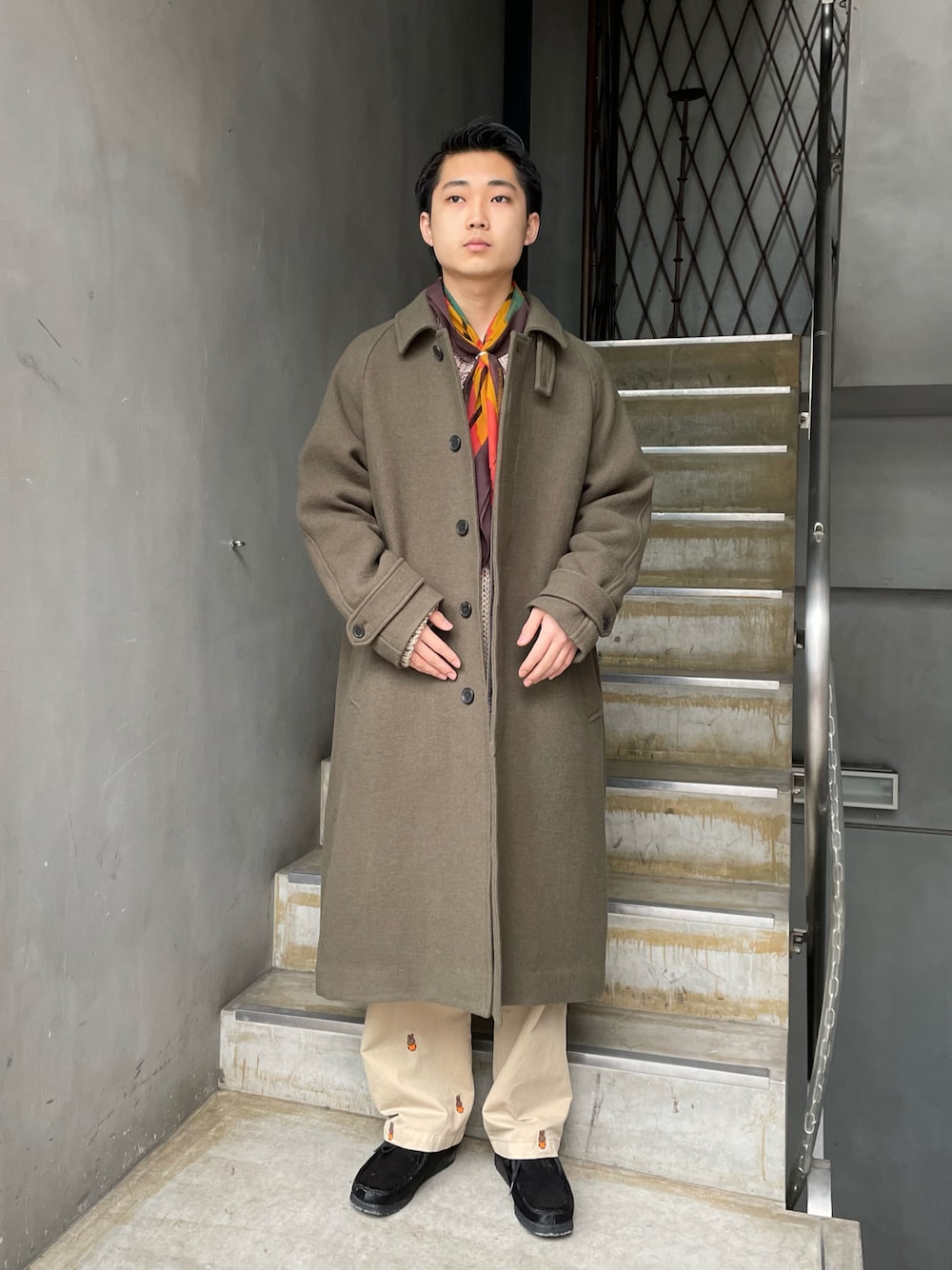 「GARDEN TOKYO、SASQUATCHfabrix、offthecuff、POP TRADING COMPANY、URU」｜「SASQUATCHfabrix.のSILK SCARF "THE DOVE OF PEACE”（バンダナ/スカーフ、その他）」を使った、野口心さん（メンズ・175cm）の冬コーディネートの1枚目の写真