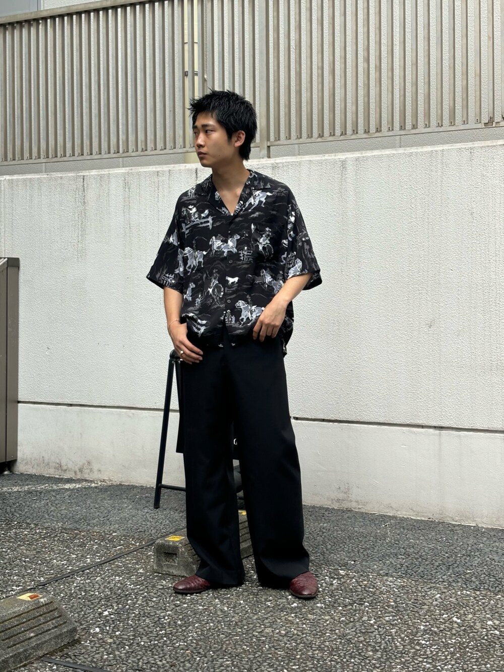 「sunsea」｜「SUNSEAのアイテム（シャツ/ブラウス、ブラック系）」を使った、野口心さん（メンズ・175cm）の秋コーディネートの1枚目の写真